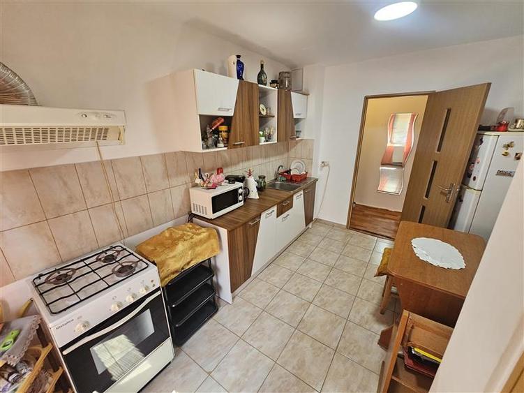Apartament cu 3 camere decomandat în Micro IV