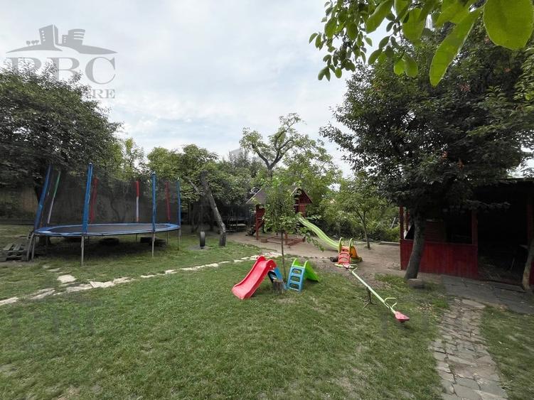 Casă individuală cu 5 camere cu Canalizare în Central