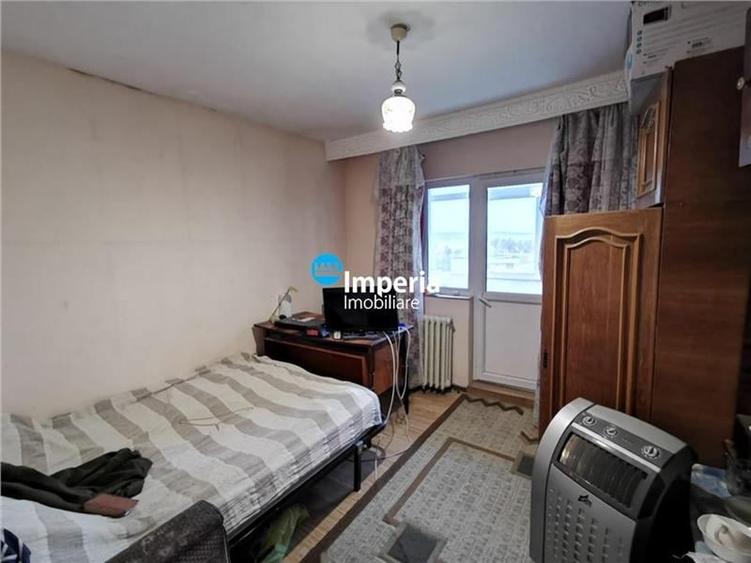 Apartament cu 4 camere decomandat în Canta