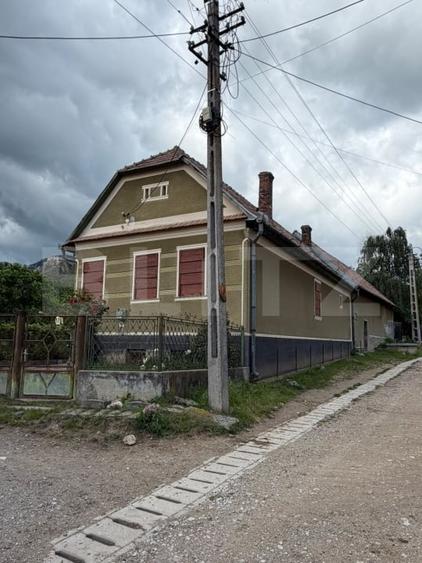 Casă individuală cu 3 camere cu Teren 1687 Mp în Central