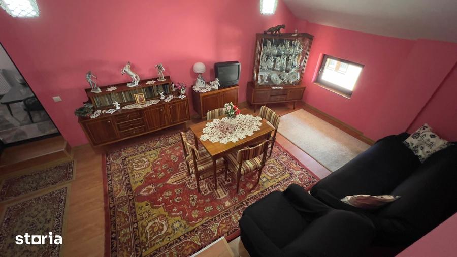 Casă cu 6 camere cu Teren 439 Mp în Petros