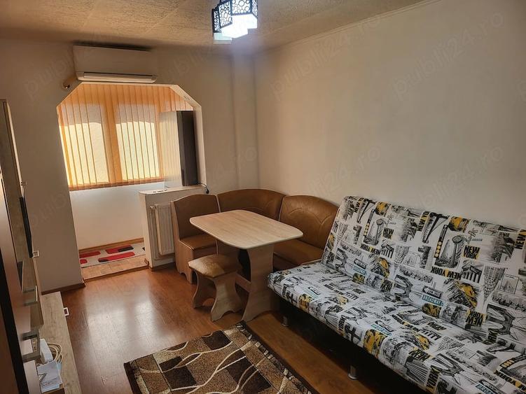 Apartament cu 3 camere semidecomandat în Craiovița Nouă