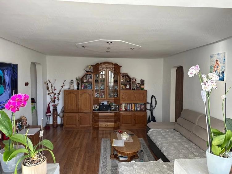 Apartament cu 3 camere semidecomandat în Central