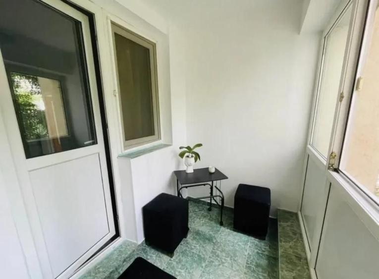 Apartament cu 3 camere decomandat, mobilat în Tei