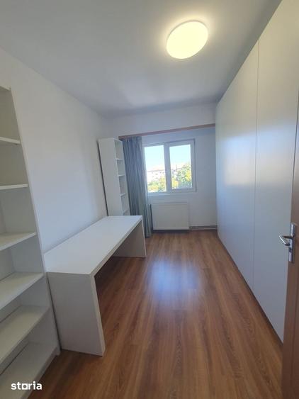 Apartament cu 3 camere decomandat în Est