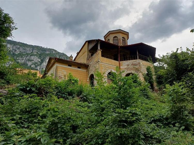 Casă individuală cu 4 camere cu Teren 3204 Mp în Central