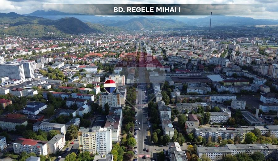 Apartament cu 3 camere semidecomandat, mobilat în Central