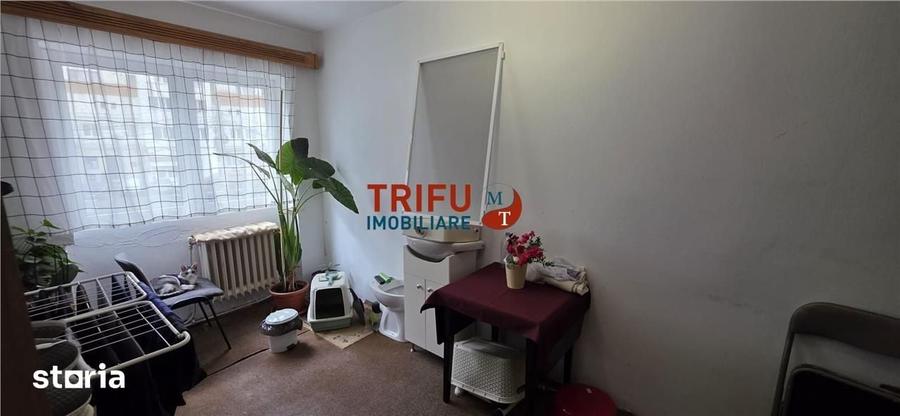Apartament cu 3 camere semidecomandat în Cetate