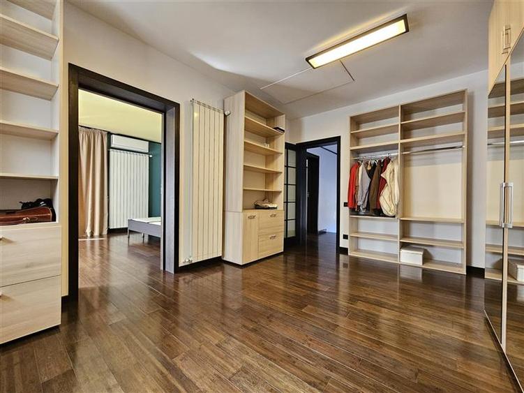 Casă individuală cu 6 camere cu Garaj în Noua