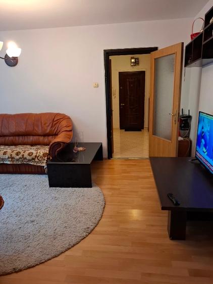 Apartament cu 3 camere semidecomandat în Brâncoveanu
