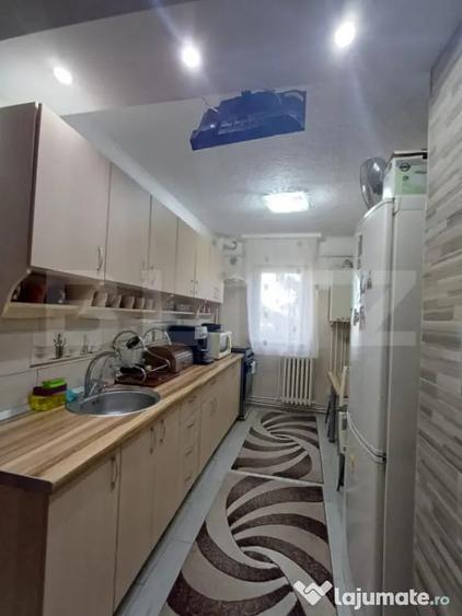 Apartament cu 3 camere semidecomandat în Central