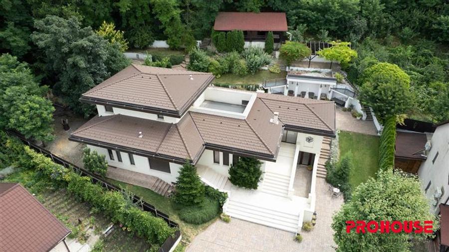 Casă cu 4 camere cu Teren 1336 Mp în Șerbănești