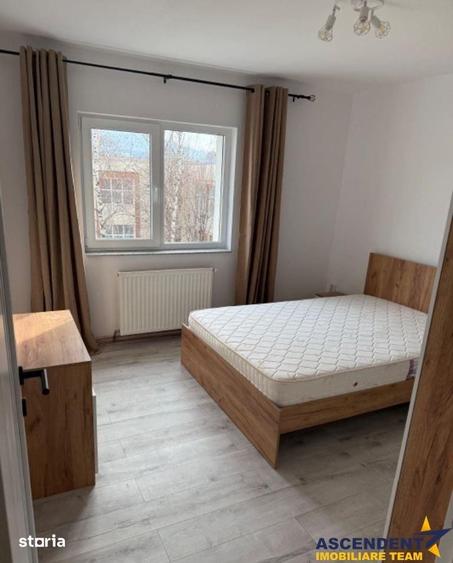 Apartament cu 3 camere decomandat în Tractorul