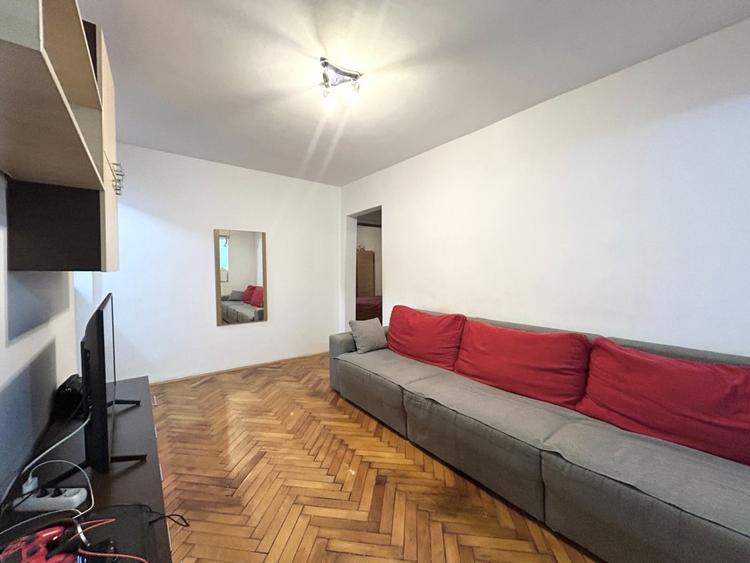 Apartament cu 3 camere semidecomandat, mobilat în P-ța Doina