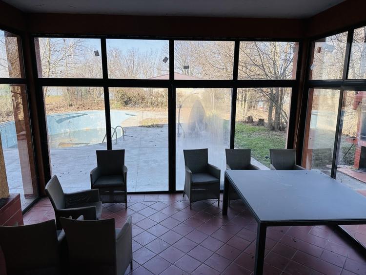 Casă individuală cu 7 camere cu Piscina în Roșu