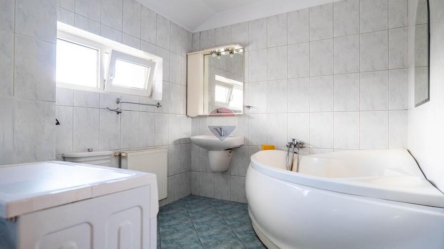 Casă individuală cu 3 camere cu Teren 350 Mp în Periferie