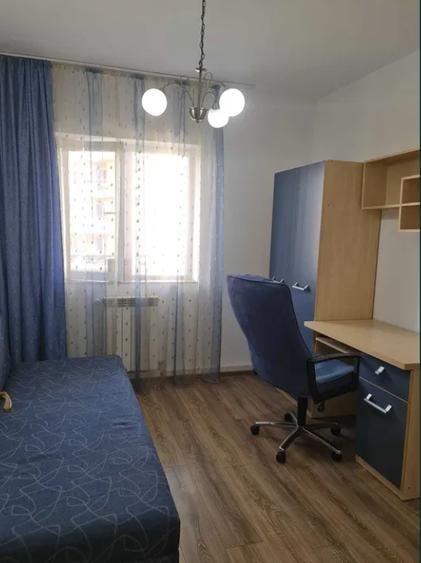 Apartament cu 3 camere semidecomandat în Tătărași