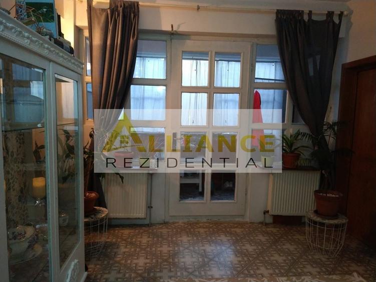 Casă individuală cu 6 camere cu Canalizare în Central