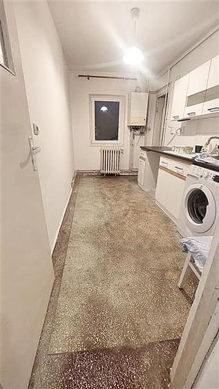 Apartament cu 4 camere semidecomandat în Centrul Civic