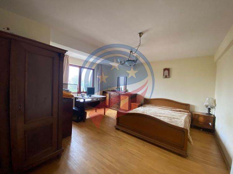 Casă individuală cu 5 camere cu Canalizare în Leamna de Jos
