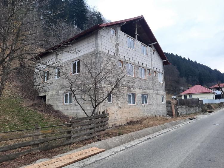 Casă individuală cu 8 camere cu Teren 800 Mp în Vădurele (Alexandru cel Bun)