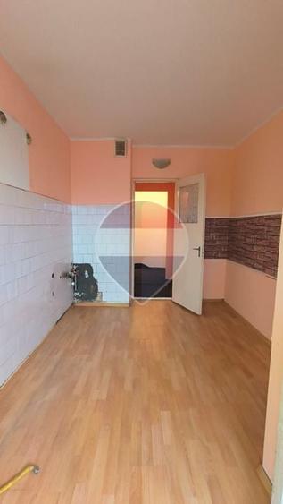 Apartament cu 3 camere decomandat în Micro 13