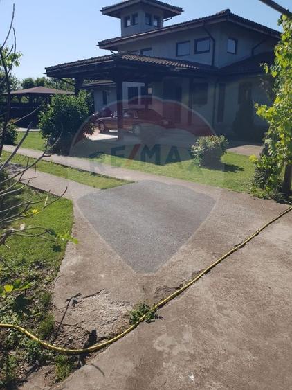 Casă individuală cu 7 camere cu Teren 1461 Mp în Vadu Anei