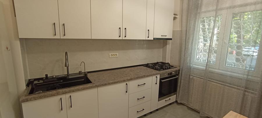 Apartament cu 3 camere decomandat în Rahova