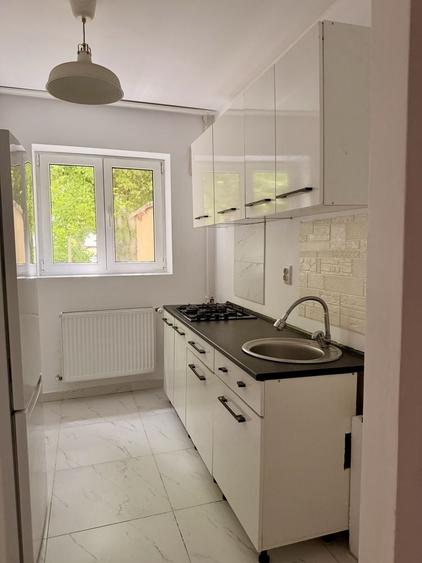Apartament cu 3 camere semidecomandat, mobilat în Iancului
