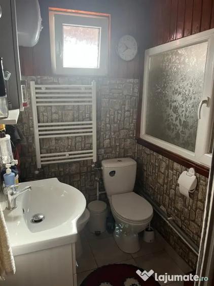 Casă cu 4 camere cu Teren 692 Mp în Vlădesti