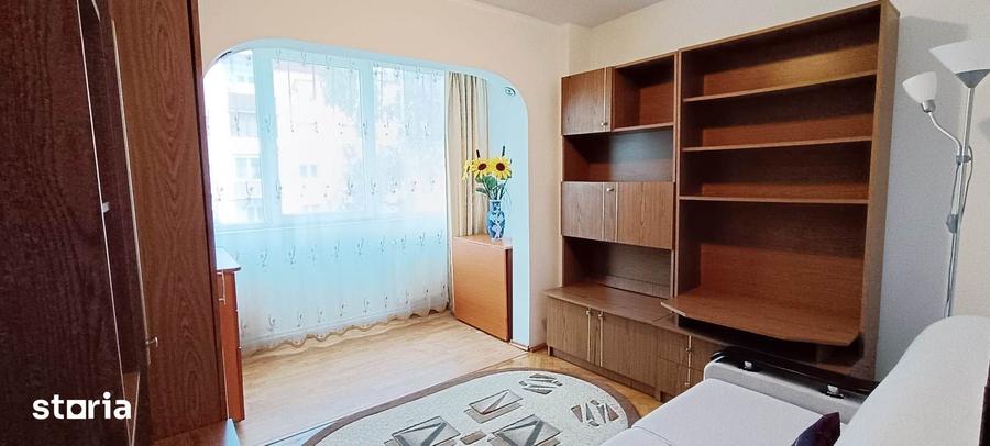 Apartament cu 4 camere decomandat în Tractorul
