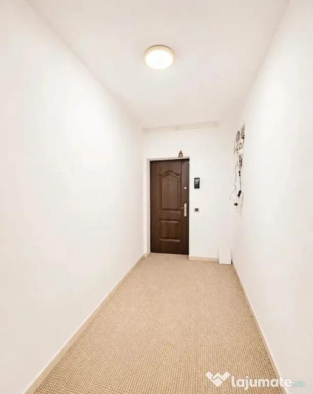 Apartament cu 3 camere decomandat în Tractorul
