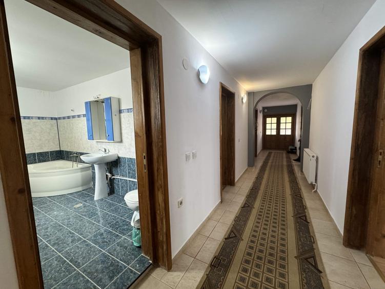 Casă individuală cu 8 camere cu Teren 1000 Mp în Radomirești