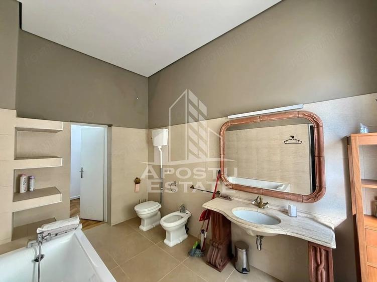 Apartament cu 4 camere semidecomandat în P-ța Maria