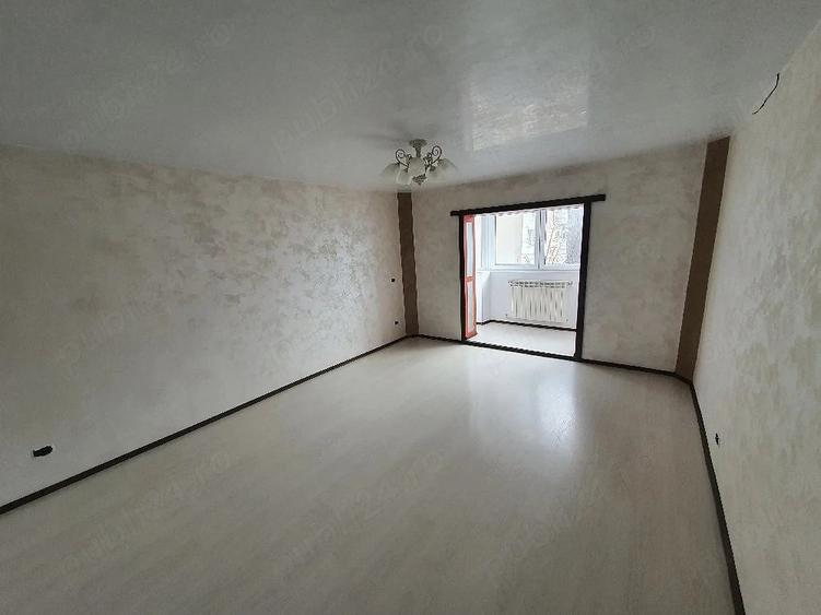 Apartament cu 3 camere decomandat în Exterior Vest