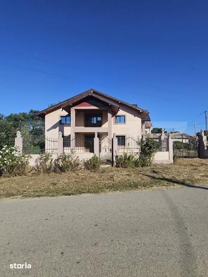 Casă cu 7 camere cu Teren 523 Mp în Slobozia