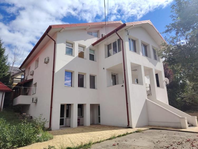 Casă individuală cu 18 camere cu Teren 1300 Mp în Bucium