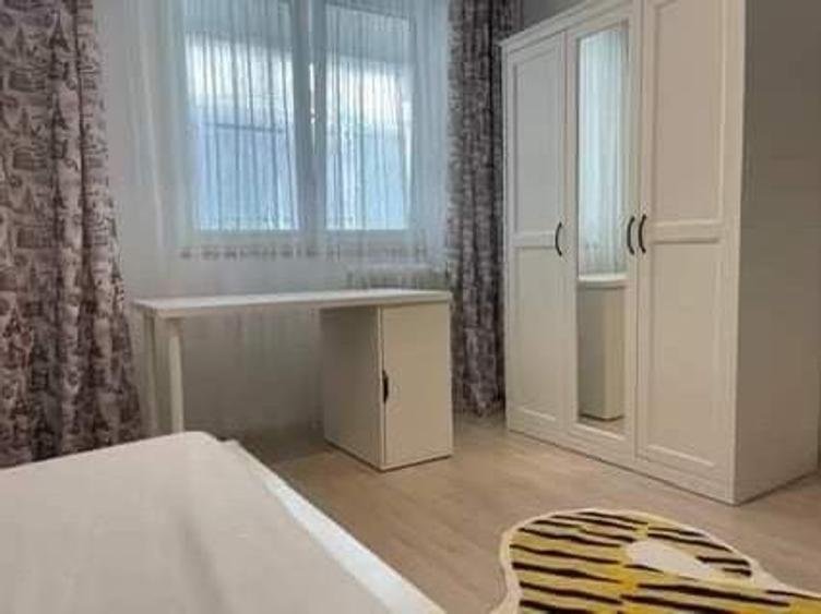 Apartament cu 3 camere semidecomandat în Tineretului