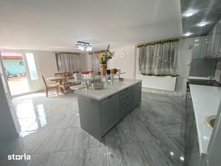 Casă cu 9 camere cu Teren 2892 Mp în Obreja