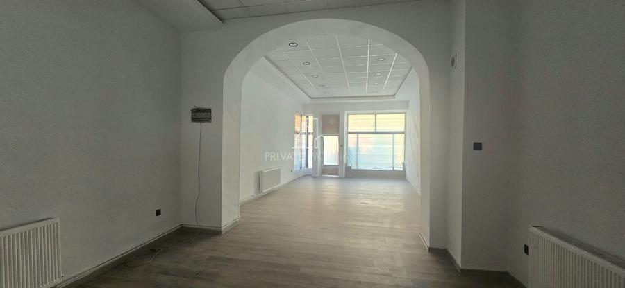 Spațiu comercial, de 72.650001525879 mp, în Central