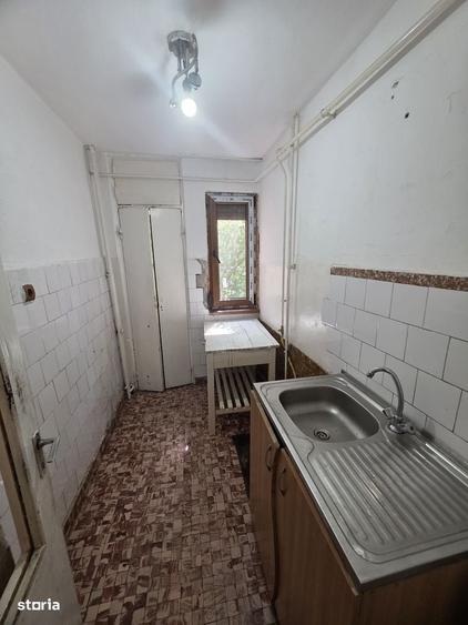 Apartament cu 3 camere semidecomandat în Viziru 1