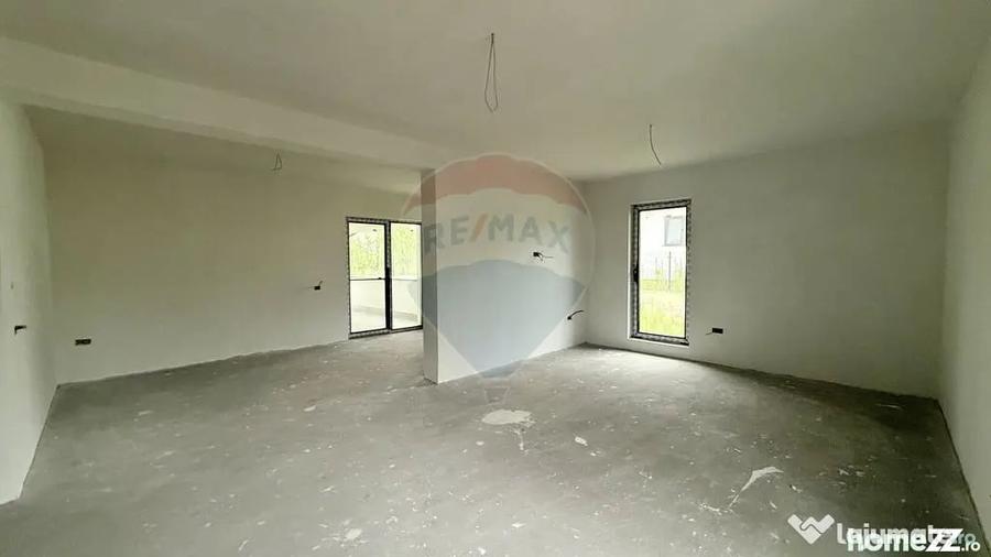 Casă cu 7 camere cu Teren 892 Mp în Est