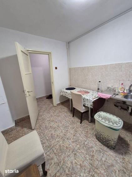 Apartament cu 3 camere semidecomandat în Rovine