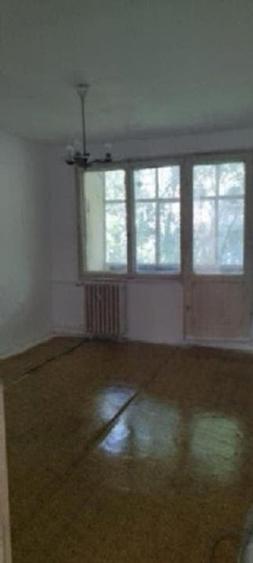 Apartament cu 3 camere semidecomandat în Berceni