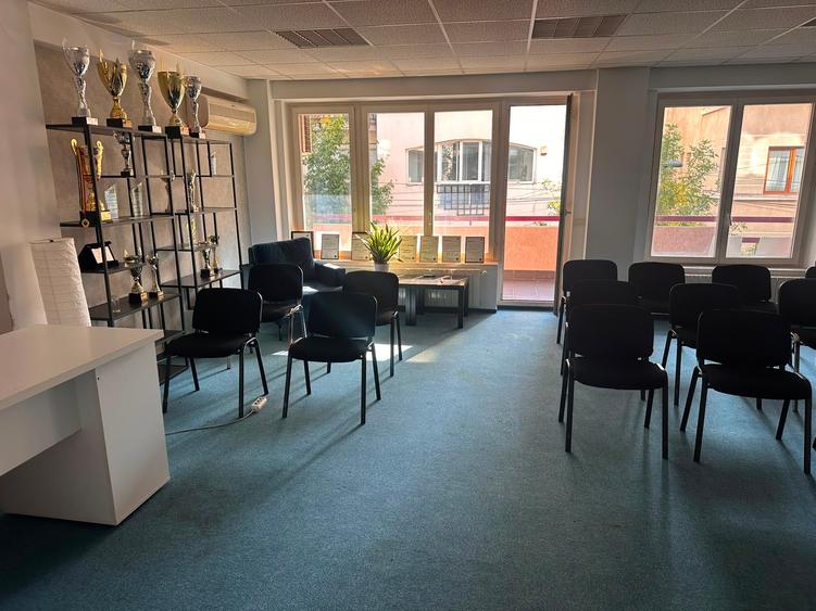 Apartament cu 4 camere decomandat în Primăverii
