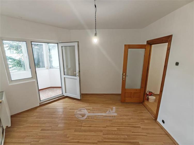 Apartament cu 3 camere decomandat în Nicolina