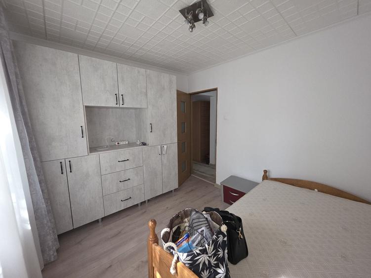 Apartament cu 3 camere decomandat în Prundu