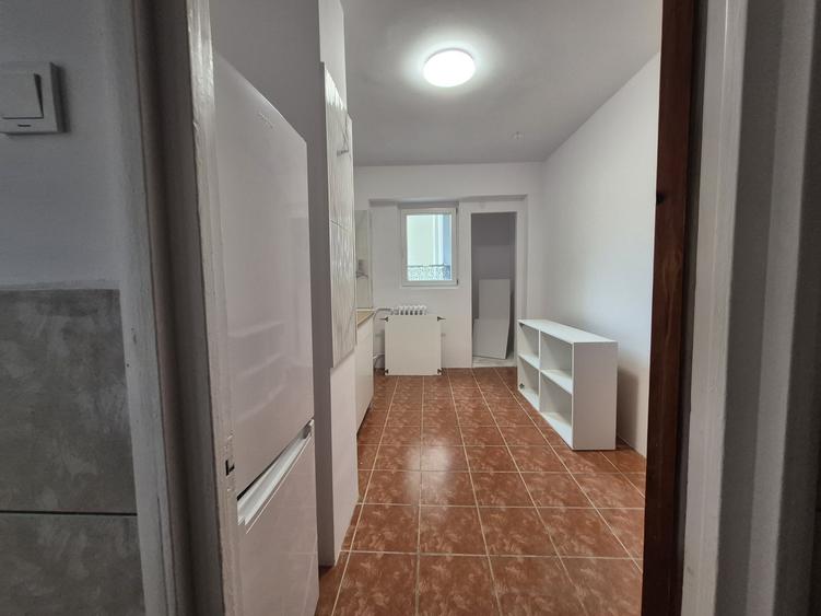 Apartament cu 4 camere semidecomandat în Colentina