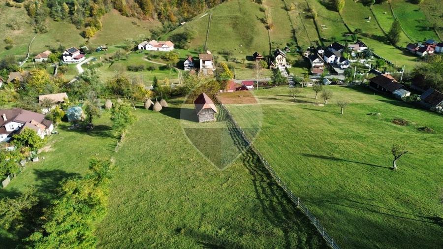 Teren agricol intravilan de 3658 mp, în Bran
