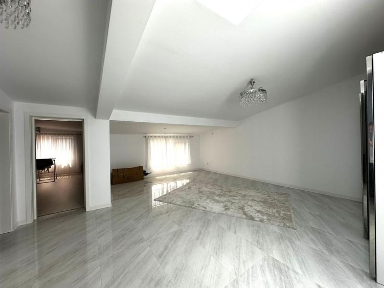 Casă individuală cu 6 camere cu Canalizare în Colentina